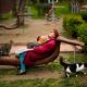 Tiraje Kestelli berbaring di kursi bersama kucing-kucing liar yang sering ia beri makan di taman Macka di Istanbul, Turki (foto: ilustrasi).