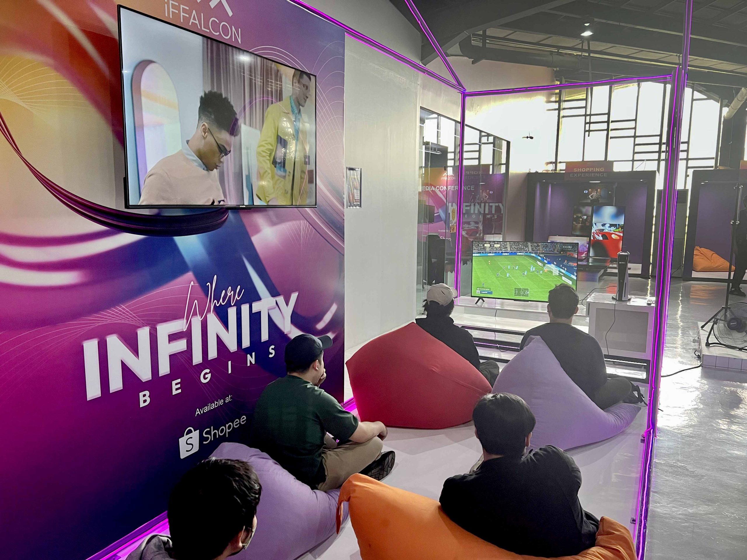 Konsumen muda memanfaatkan Smart TV iFFALCON untuk berbagai kegiatannya. Credit foto: Achmad Marendes CBCOMM