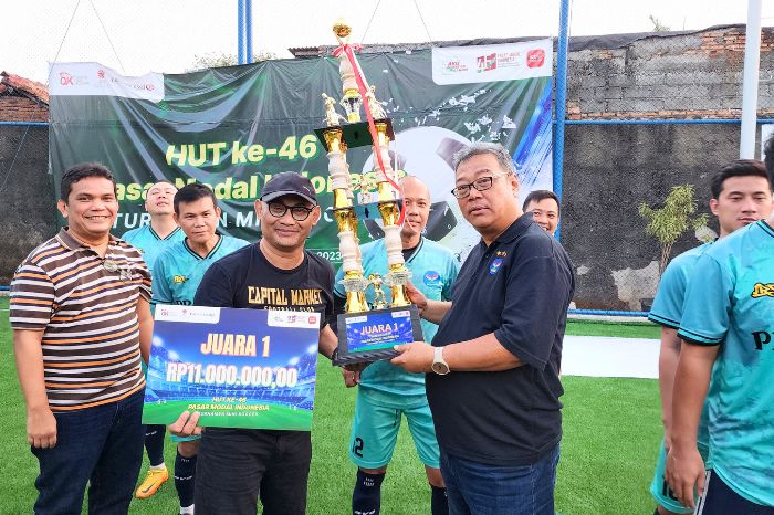 Foto : Tim Mini Soccer PROPAMI Merayakan Kemenangan Gemilang dalam Final Turnamen HUT Ke-46 Pasar Modal Indonesia. (Doc. PROPAMI)