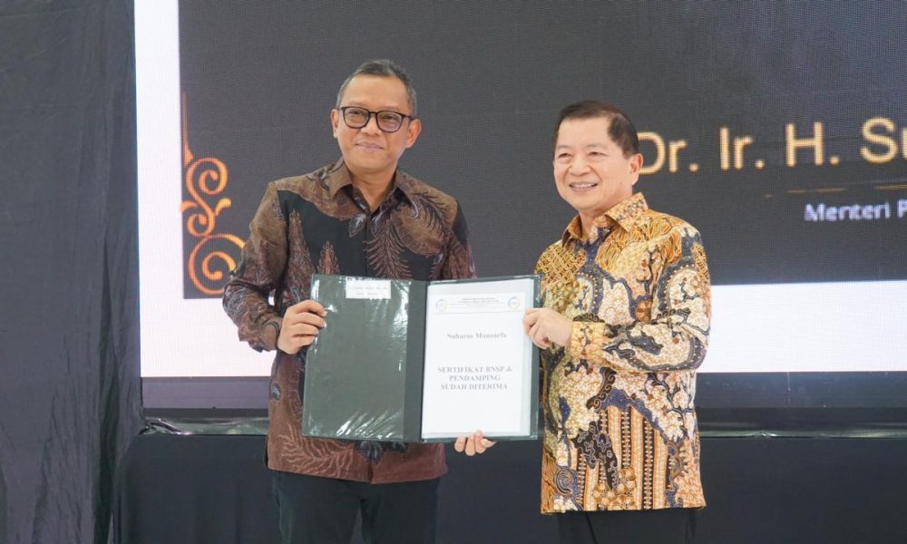 Syamsi Hari Ketua BNSP Saat Menyerahan Sertifikat Kompetensi GRC Tingkat Utama (GRC for Executives) ke Menteri Bappenas, di kantor Bappenas, Senin (27/11/2023). (Doc.Ist)