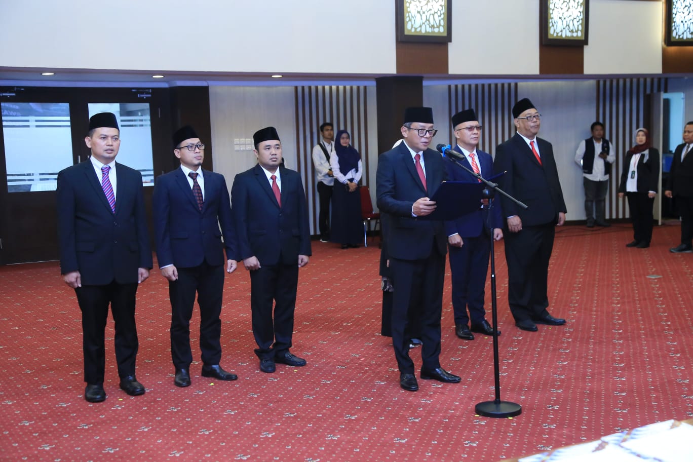 Anggota BNSP Periode 2023-2028. yang dilantik antara lain adalah Syamsi Hari sebagai ketua yang merangkap sebagai anggota, Ulfah Masfufah sebagai wakil ketua yang merangkap sebagai anggota, serta Amilin, Miftahul Azis, Adi Mahfudz Wuhadji, Nurwijoyo Satrio Aji Martono, dan Muhammad Nur Hayid sebagai anggota, Senin, 13 November 2023. (Doc.Ist)