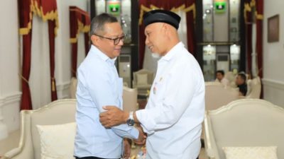 Foto : Ketua BNSP, Syamsi Hari, dan Gubernur Sumatera Barat, Mahyeldi, bersama Kadisnakertrans Nizam Ul Muluk membahas langkah konkret untuk meningkatkan sertifikasi kompetensi di Sumbar, (29/12/23). (Doc.Ist)