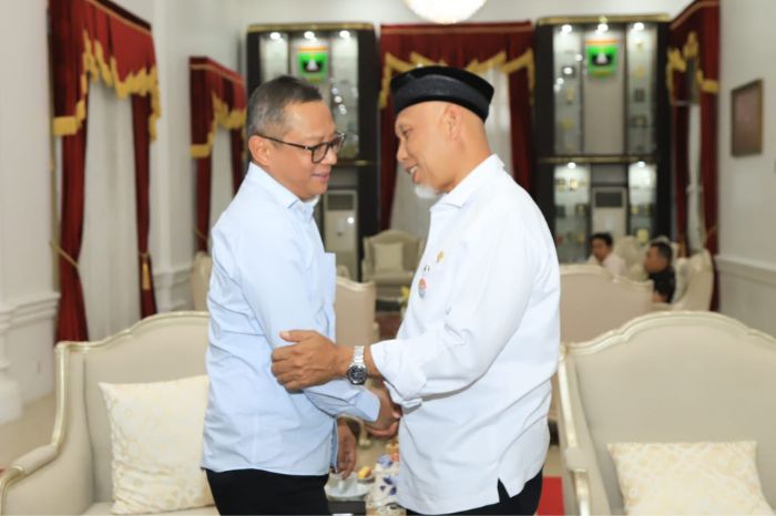 Foto : Ketua BNSP, Syamsi Hari, dan Gubernur Sumatera Barat, Mahyeldi, bersama Kadisnakertrans Nizam Ul Muluk membahas langkah konkret untuk meningkatkan sertifikasi kompetensi di Sumbar, (29/12/23). (Doc.Ist)