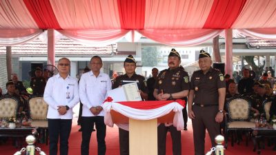 Foto : Ketua BNSP menunjukkan LSP kepada Jaksa Agung Burhanuddin, disaksikan Wakil Jaksa Agung Feri Wibisono dan Kabadiklat Rudi Margono. (Doc.Ist)