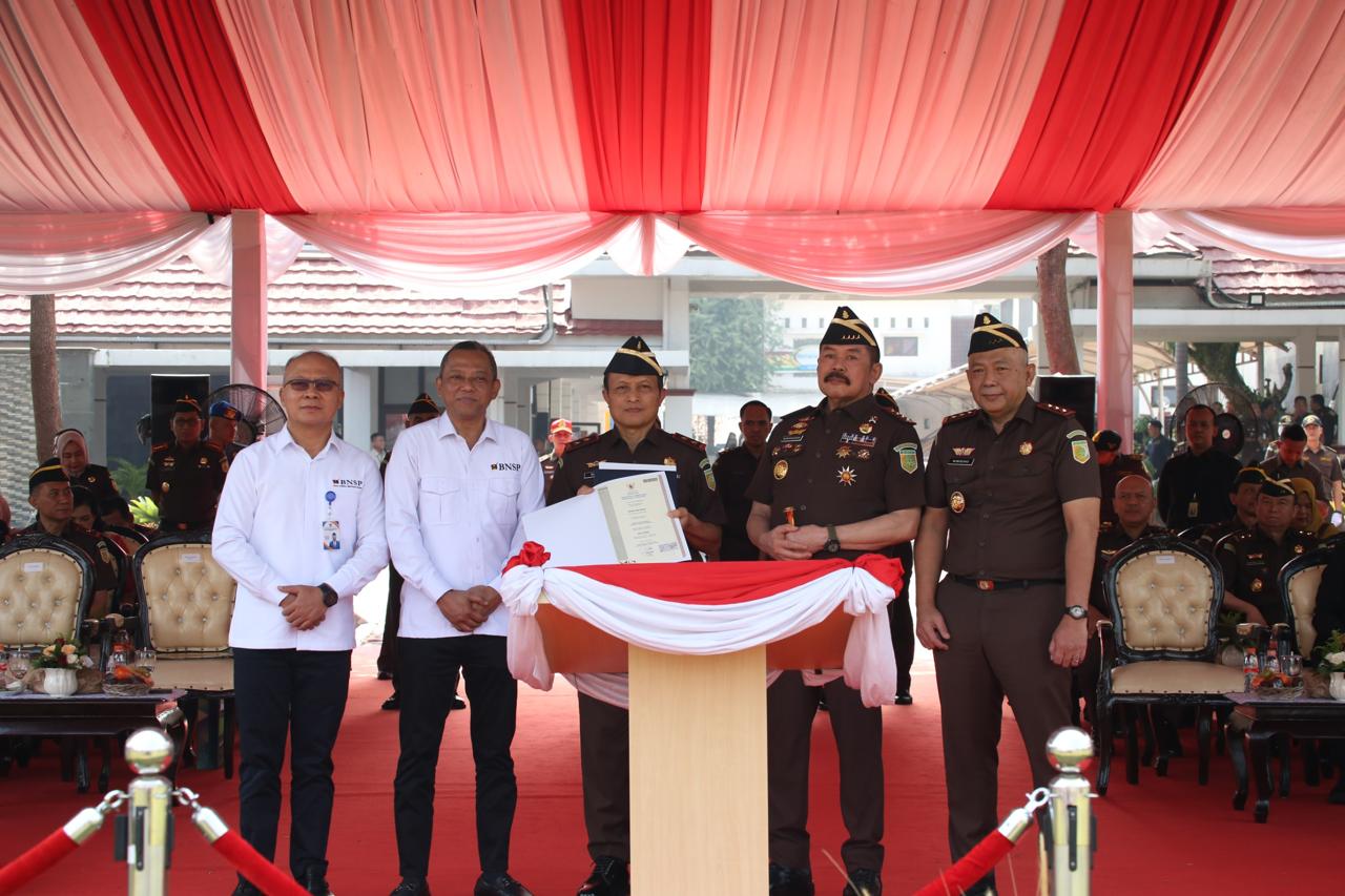 Foto : Ketua BNSP menunjukkan LSP kepada Jaksa Agung Burhanuddin, disaksikan Wakil Jaksa Agung Feri Wibisono dan Kabadiklat Rudi Margono. (Doc.Ist)