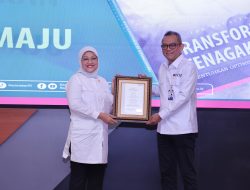 Penyerahan Sertifikat GRC Profesional Utama Ida Fauziyah Dilakukan oleh Syamsi Hari, Ketua BNSP