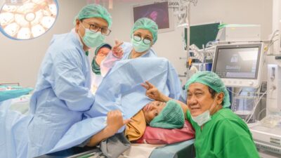 Foto: Tim medis Brawijaya IVF Center merayakan keberhasilan program bayi tabung untuk pasangan Roro Senduretno dan Purnomo Sigit, yang akhirnya menyambut buah hati setelah lima tahun menanti. (Doc.Ist)