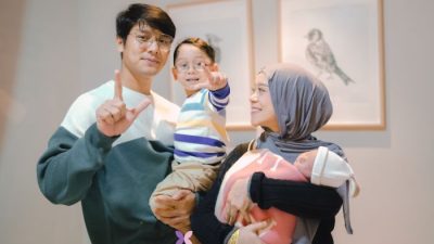 Foto : Lesti Kejora & Rizky Billar berbahagia sambut anak kedua di Brawijaya Hospital Duren Tiga, penuh kehangatan bersama keluarga kecil mereka. (25/1/25).(Doc.Ist)