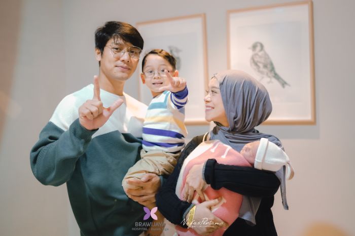 Foto : Lesti Kejora & Rizky Billar berbahagia sambut anak kedua di Brawijaya Hospital Duren Tiga, penuh kehangatan bersama keluarga kecil mereka. (25/1/25).(Doc.Ist)