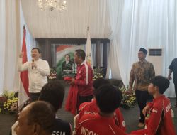 Ketua DPD RI, Sultan Baktiar Najamudin, melepas tim pelajar U-17 Badan Liga Sepak Bola Pelajar Indonesia