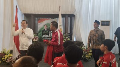 Ketua DPD RI, Sultan Baktiar Najamudin, melepas tim pelajar U-17 Badan Liga Sepak Bola Pelajar Indonesia