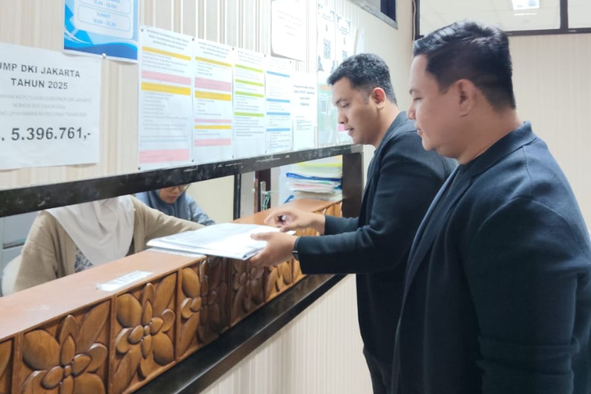 Kuasa hukum DPS menyerahkan berkas permohonan mediasi tripartit kepada petugas loket Dinas Ketenagakerjaan Kota Jakarta Selatan, Kamis (20/8/2026), setelah upaya penyelesaian lewat mekanisme bipartit dengan PT NIL menemui jalan buntu. (Foto: Dok. Kuasa Hukum DPS)